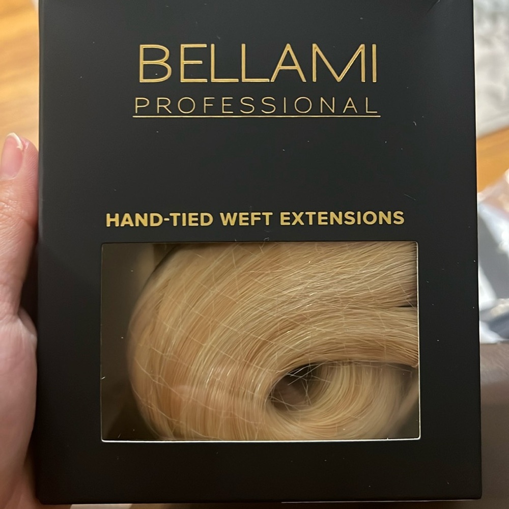 SEALED BRAND NEW- Bellami 22” honey blonde never used Handtied